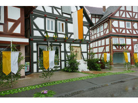 Altar- und Straßenschmuck zu Fonleichnam (Foto: Karl-Franz Thiede)